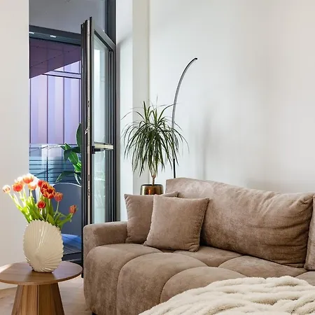 Modern & New 1br With Sofa Bed & Balcony Apartament