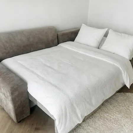 Apartament Modern & New 1br With Sofa Bed & Balcony