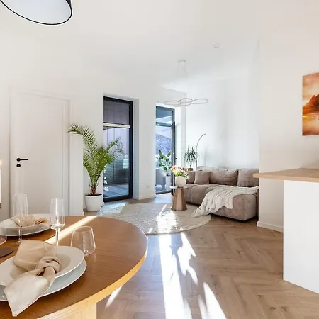 Apartament Modern & New 1br With Sofa Bed & Balcony